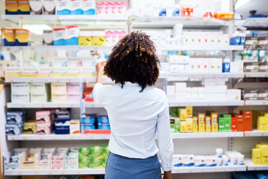 Vrouw die farmaceutische producten kiest