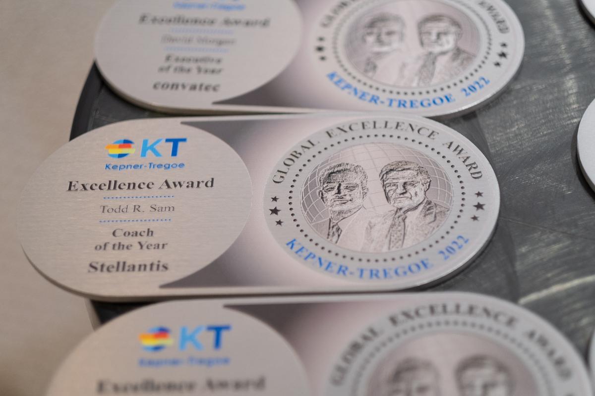 Nahaufnahme der KT-Plaketten für den Excellence Award 2022
